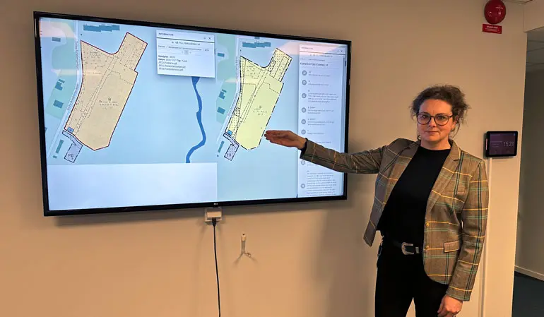 Emma Hygrell visar digitala detaljplaner på en skärm