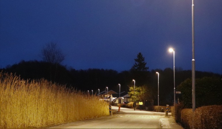 Sensorstyrd belysning i ett bostadsområde.
