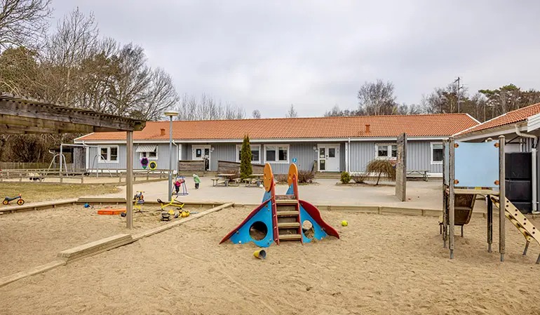 Spårhagas förskolegård med en stor sandlåda.